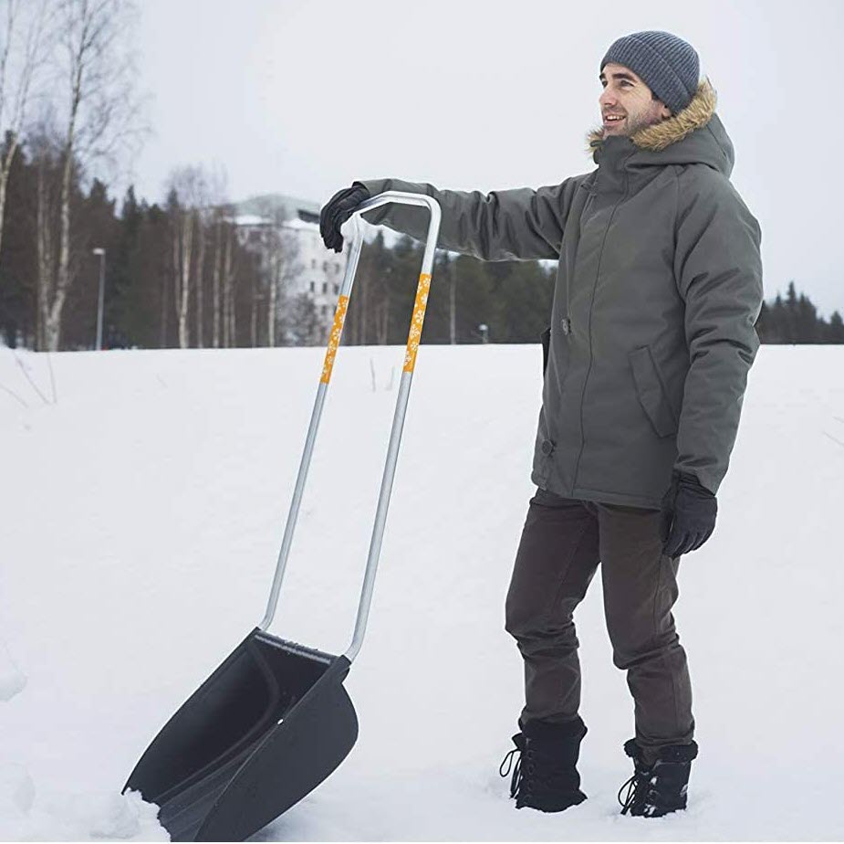 Fiskars SnowXpert Schneewanne für große Flächen, 74 cm breit, Kunststoff-Schneeschieber mit Aluminium-Stiel